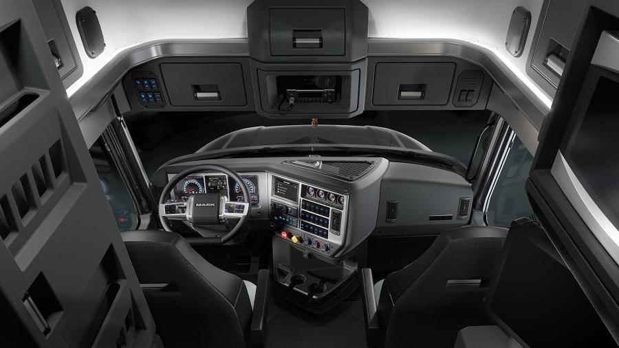 Интерьер Mack Anthem 70-inch Stand Up Sleeper Cab 2018 года  (фото 6 из 18)